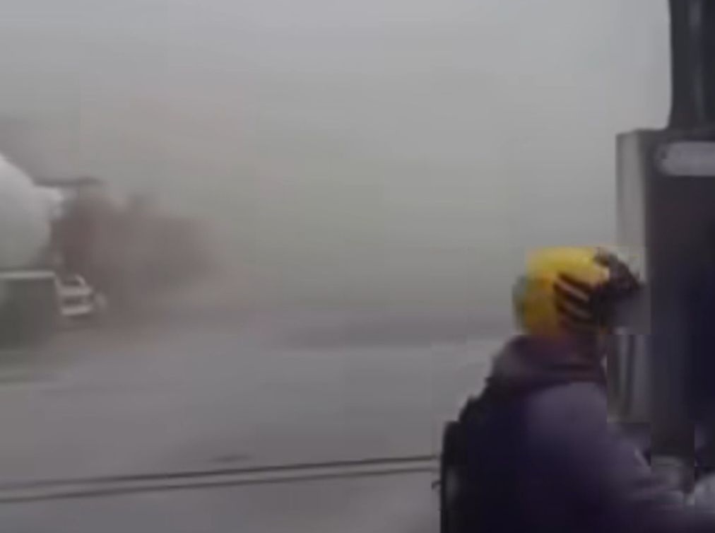 Debu berwarna abu-abu di sekitar jalan Ciater Raya. Foto : Ist