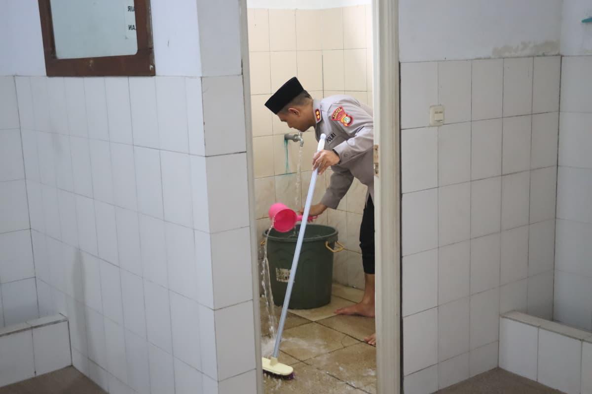 Kapolres Tamgsel AKBP Biy Jumalulo saat melakukan kegiatan bersih-bersih masjid.