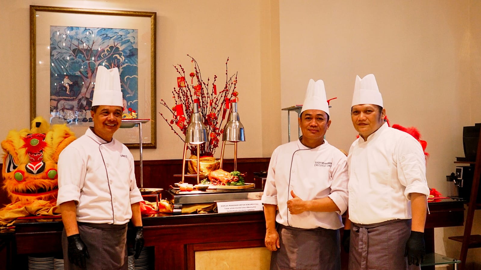 ARYADUTA Lippo Village bersama Chef Sugih Herwaman memperkenalkan kolaborasi menu spesial Imlek 2026 melalui konsep “Four Hands Collaboration”. (Ist)