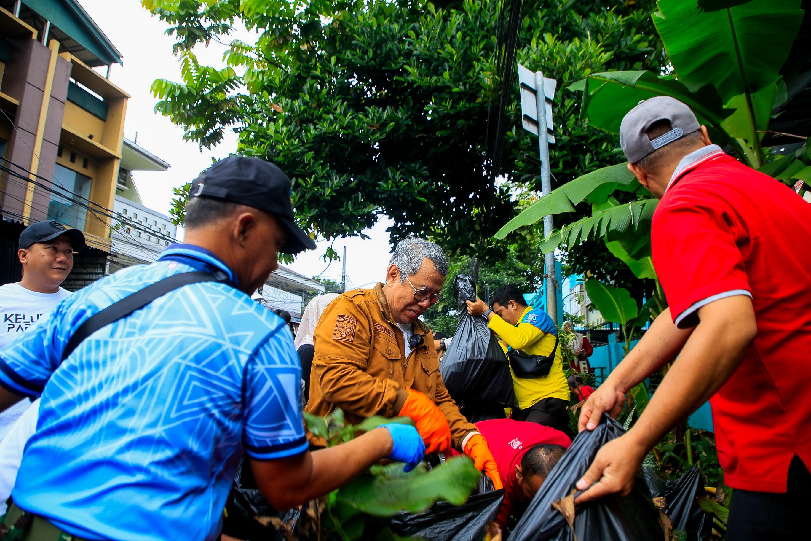 Wali Kota Benyamin Davnie saat turun langsung memimpin kegiatan bersih-bersih di Kelurahan Pondok Kacang Timur, Kecamatan Pondok Aren. Foto : Ist