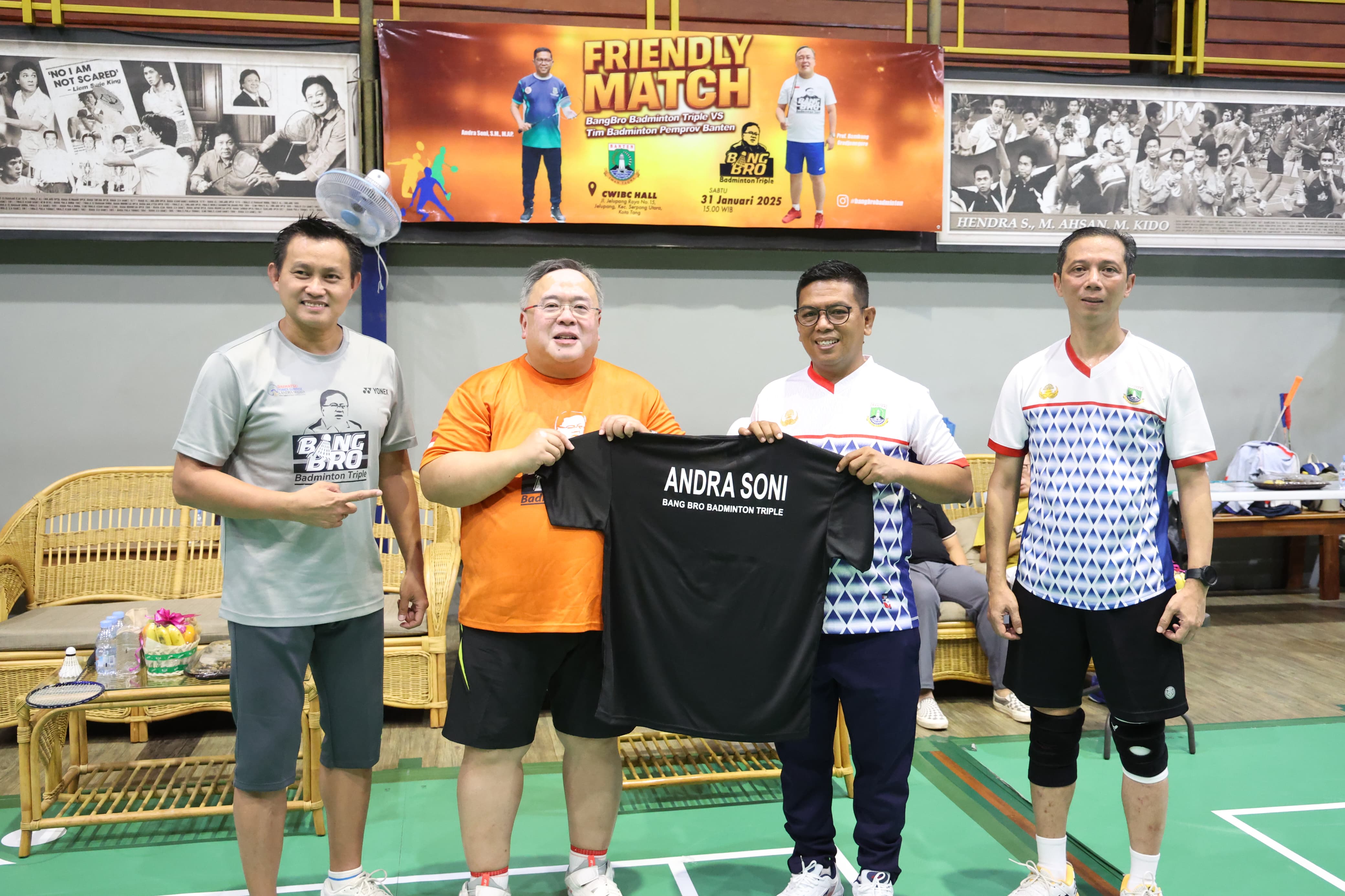 Gubernur Andra Soni saat pertandingan persahabatan yang digelar komunitas BangBro Badminton Triple (B3T) di Hall Daihatsu Yonex Sunrise Candra Wijaya International Badminton Center, Serpong, Sabtu (31/1/26). Foto : Humas Pemprov