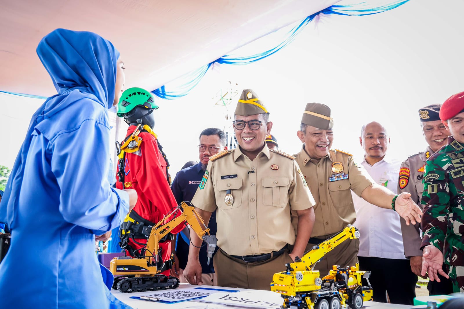 Gubernur Andra Soni memimpin Apel K3 Nasional Tingkat Provinsi Banten Tahun 2026 di Stadion Krakatau Steel, Kota Cilegon, Selasa (10/2/2026). Foto : Ist