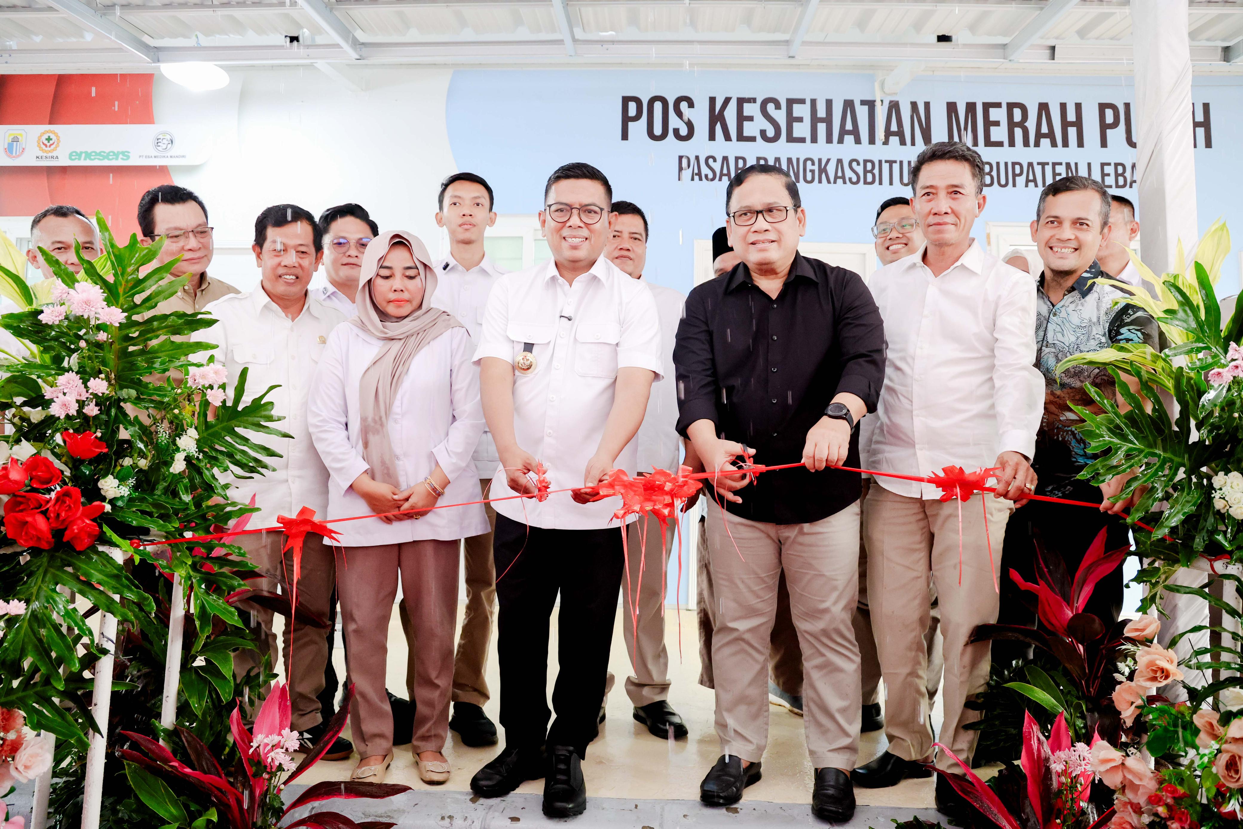 Gubernur Andra Soni saat meresmikan Pos Kesehatan Merah Putih di kawasan Pasar Rangkasbitung, Kabupaten Lebak. Foto : Humas Pemprov