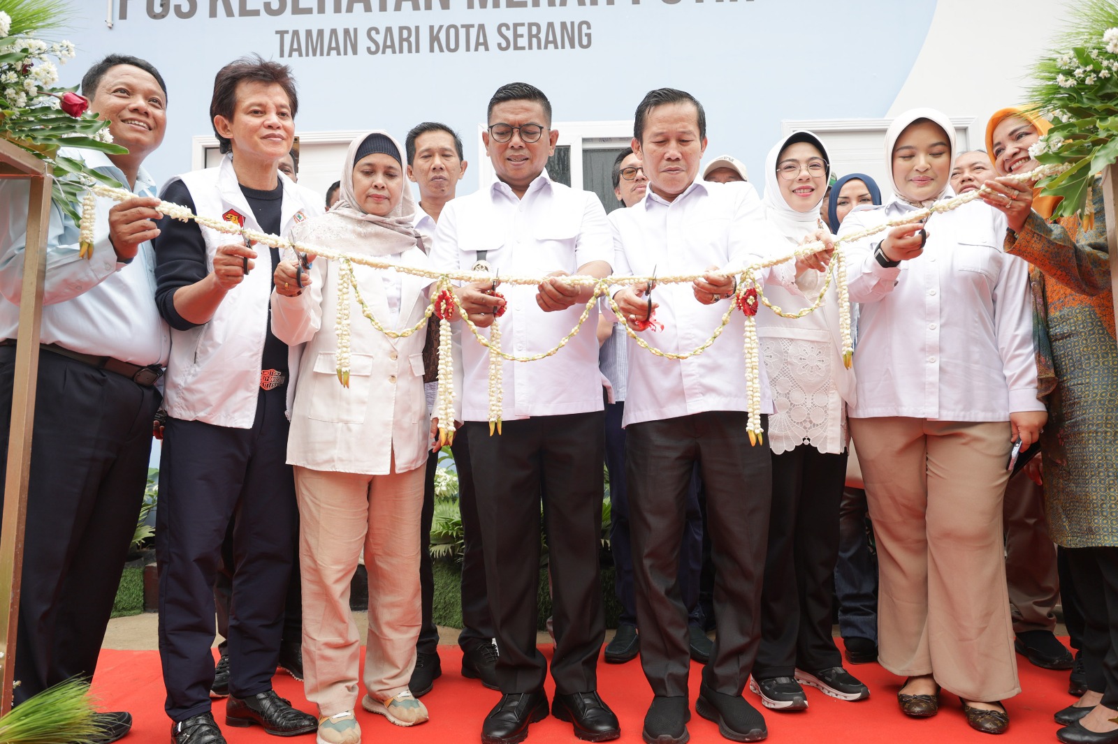 Gubernur Andra Soni melakukan gunting pita pada peresmian Pos Kesehatan Merah Putih di kawasan Tamansari, Kelurahan Cimuncang, Kota Serang. Foto : Humas Pemprov