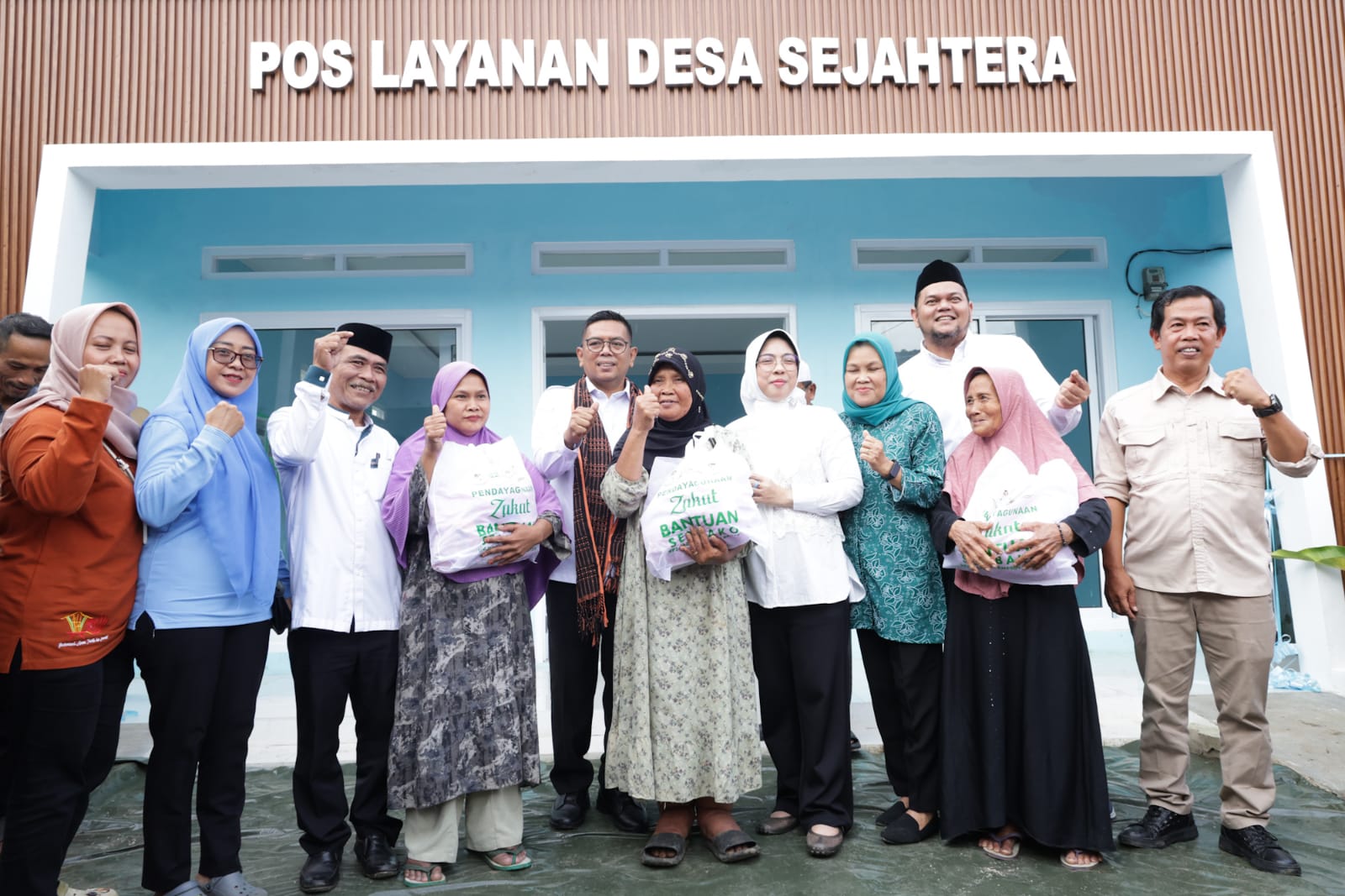 Gubernur Andra Soni usai meresmikan Pos Yandu di Lebak. Foto : Humas Pemprov