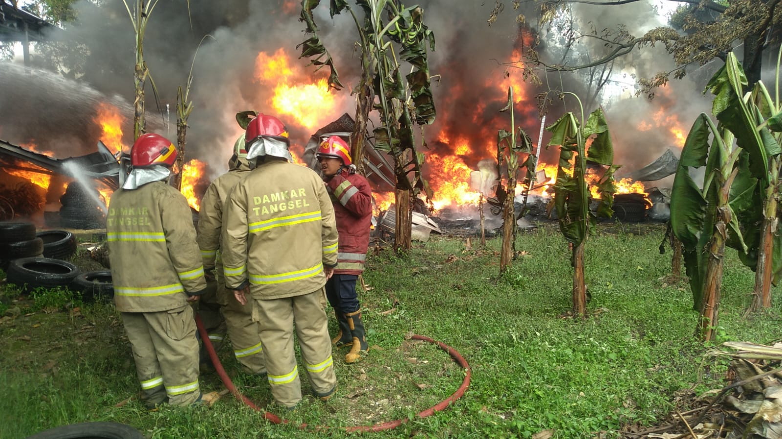 Gudang ban di Pondok Aren terbakar, kerugian ditaksir hingga 250 juta. Foto : Ist