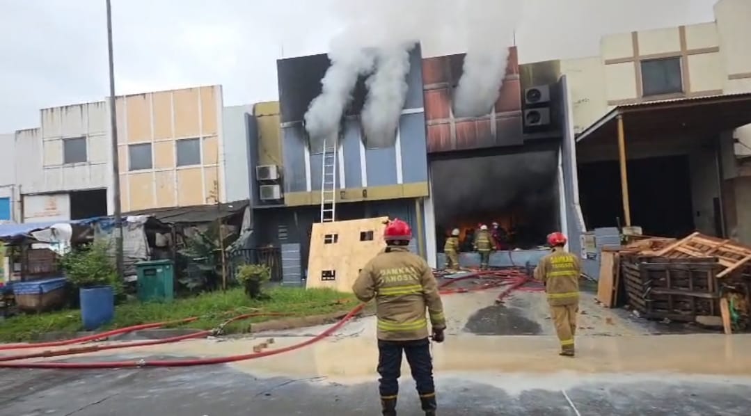 Petugas damkar Tangsel memadamkan kebakaran gudang kimia di kawasan Taman Tekno BSD, Kecamatan Setu, Kota Tangerang Selatan, Senin (9/2/2026).