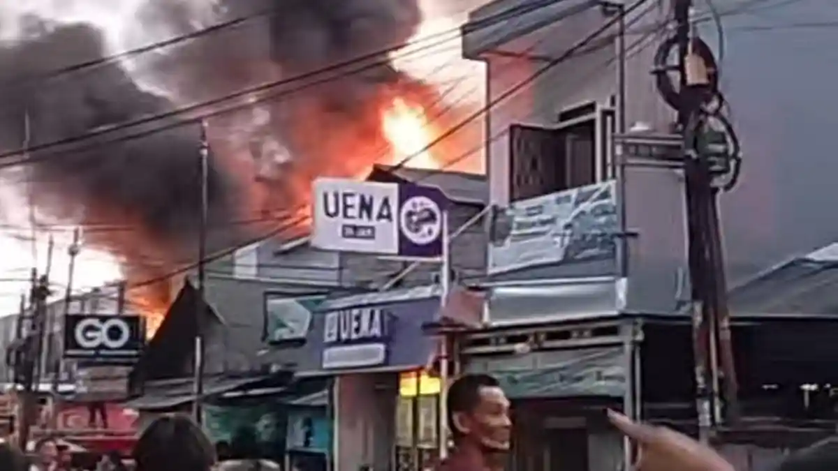 Kebakaran di Pasar Cipadu. Foto : Ist