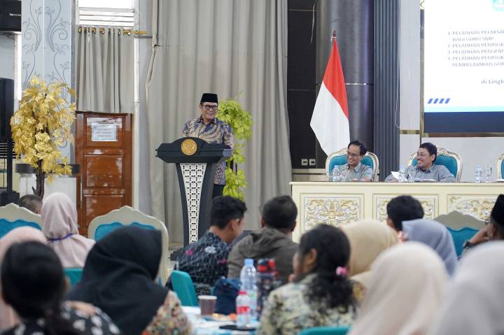 Wakil Wali Kota Tangerang, Maryono secara resmi menutup rangkaian Pelatihan Fungsional Guru dan Tenaga Kependidikan Tahun 2026 yang diikuti 136 peserta di Gedung Semeru, BBPPMPV Bisnis dan Pariwisata, Kota Depok, Jumat (30/1).