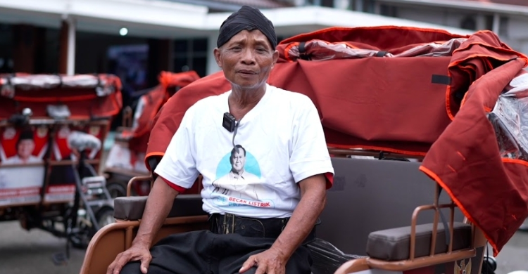 Hamzah (63 tahun) penarik becak di Pacitan, Jawa Timur. Foto : Ist