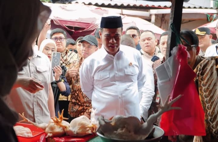 Kepala Badan Pangan Nasional (Bapanas) sekaligus Menteri Pertanian, Amran Sulaiman saat sidak ke Pasar Kebayoran Lama. Foto : Ist