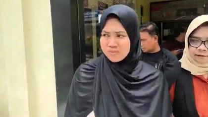 Lisnawati (jilbab hitam) ibu kandung NS. Foto : Ist