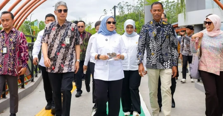 Menteri Pendayagunaan Aparatur Negara dan Reformasi Birokrasi (PAN-RB) Rini Widyantini saat berkunjung ke IKN. Foto : Ist