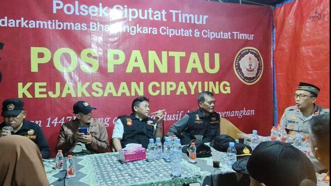 Polsek Ciputat Timur buka pos pantau selama Ramadan untuk menjaga keamanan.