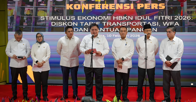 Menko Perekonomian Airlangga Hartarto  (tengah) saat konferensi pers.