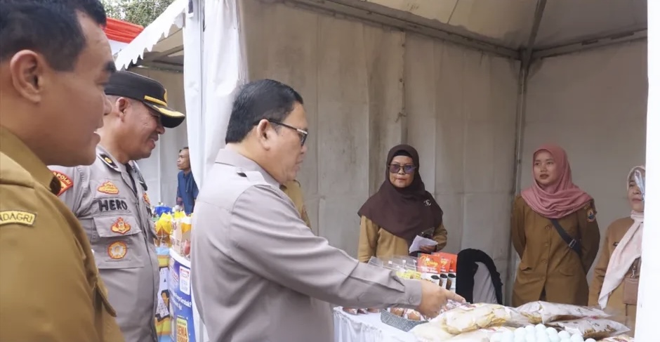 TINJAU. Wabup Lebak Amir Hamzah, sedang meninjau stand-stand pasar murah yang digelar di Halaman Mall Pelayanan Publik, Selasa, (3/2).