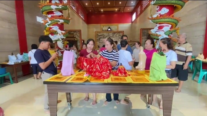 BERSIHKAN VIHARA. Umat Tionghoa sedang membersihkan Vihara Ananda Avokitesvara Rangkasbitung, Kabupaten Lebak, Senin (9/2). Hal itu dilakukan jelang perayaan Tahun Baru Imlek 2026.