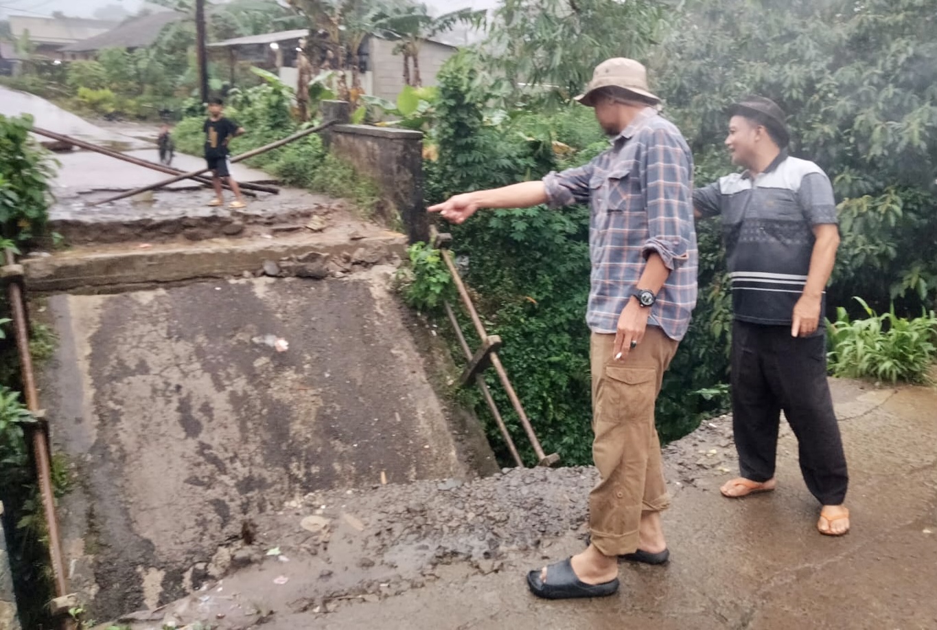 TINJAU. Plt Kepala DPUPR Pandeglang Roni, didampingi jajaran dan Kepala Desa Sinarjaya sedang meninjau dan melakukan pengukuran jembatan ambruk, di Kampung Sinarjaya, Desa Sinarjaya, Kecamatan Mandalawangi, Kabupaten Pandeglang, Minggu (1/2).
