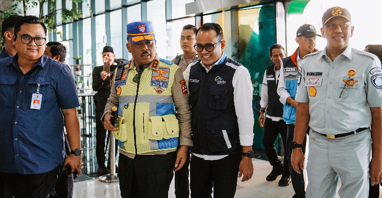 Kakorlantas Polri Irjen Pol Agus Suryo Nugroho (kedua kiri) didampingi Direktur Umum ASDP Heru Wododo (kedua kanan) saat meninjau kesiapan jalur dan pelabuhan di wilayah Banten dan Lampung. Foto : Ist