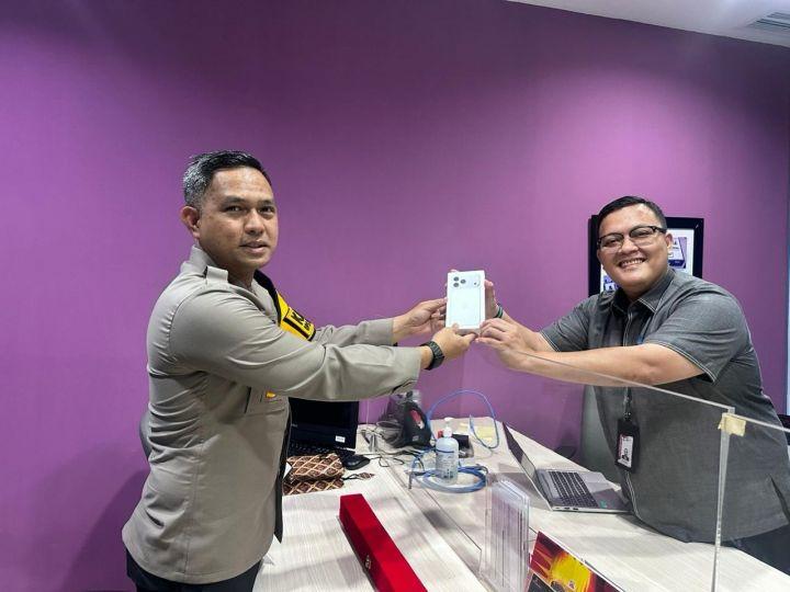 Kapolres Tangerang Selatan, AKBP Boy Jumalolo serahkan barang bukti gratifikasi ke KPK.