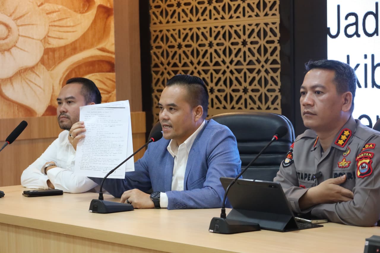 Ayi Erlangga, pengacara tukang ojek menunjukkan surat kesepakatan perdamaian kasus kecelakaan lalu lintas, di Mapolda Banten, Rabu (25/2/2026).(Istimewa)