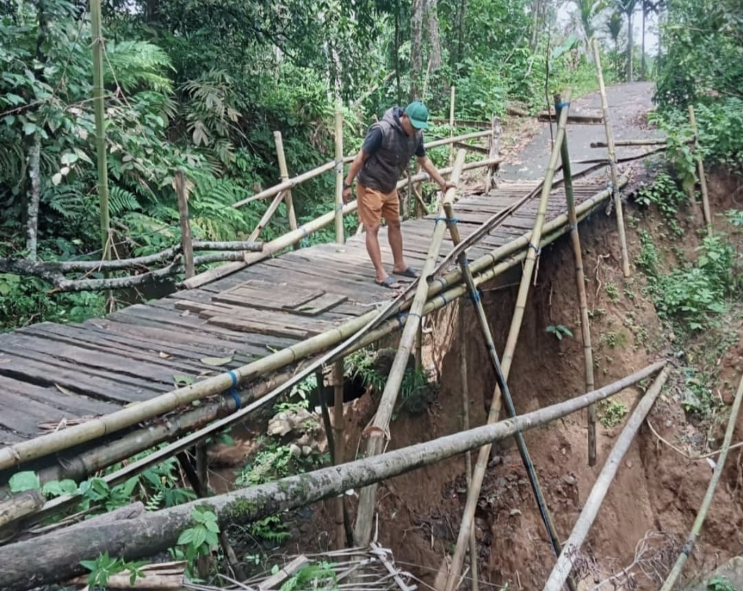 MEMBAHAYAKAN. Kondisi jembatan sementara terbuat dari kayu dan bambu, di Kampung Sarewu-Pasirsalinten, Desa Citaman, Kecamatan Jiput, Kabupaten Pandeglang, terlihat rapuh dan sangat membahayakan keselamatan.