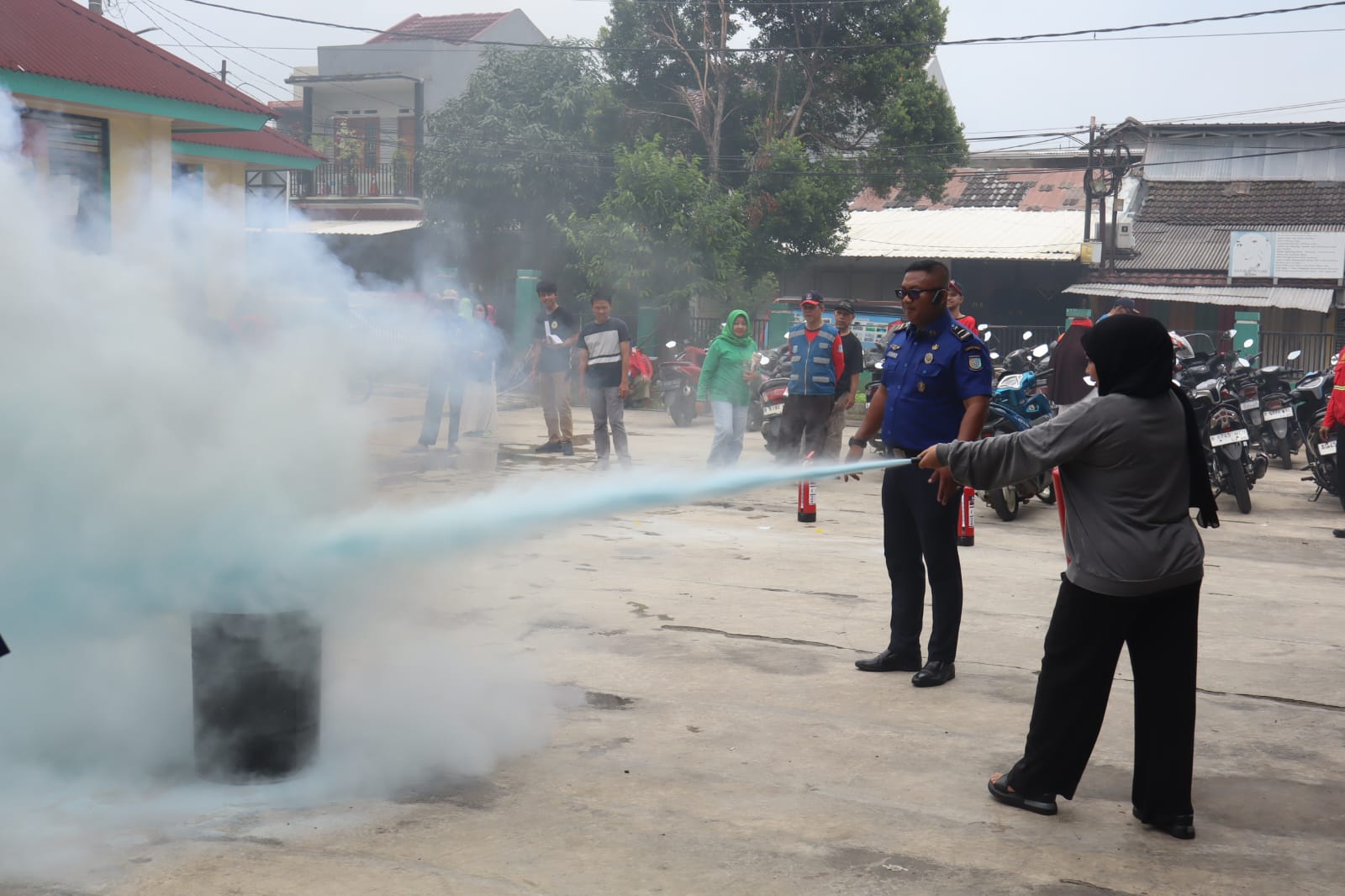 Pelatihan penanggulangan kebakaran bagi warga, Sabtu (14/2). (Ist)