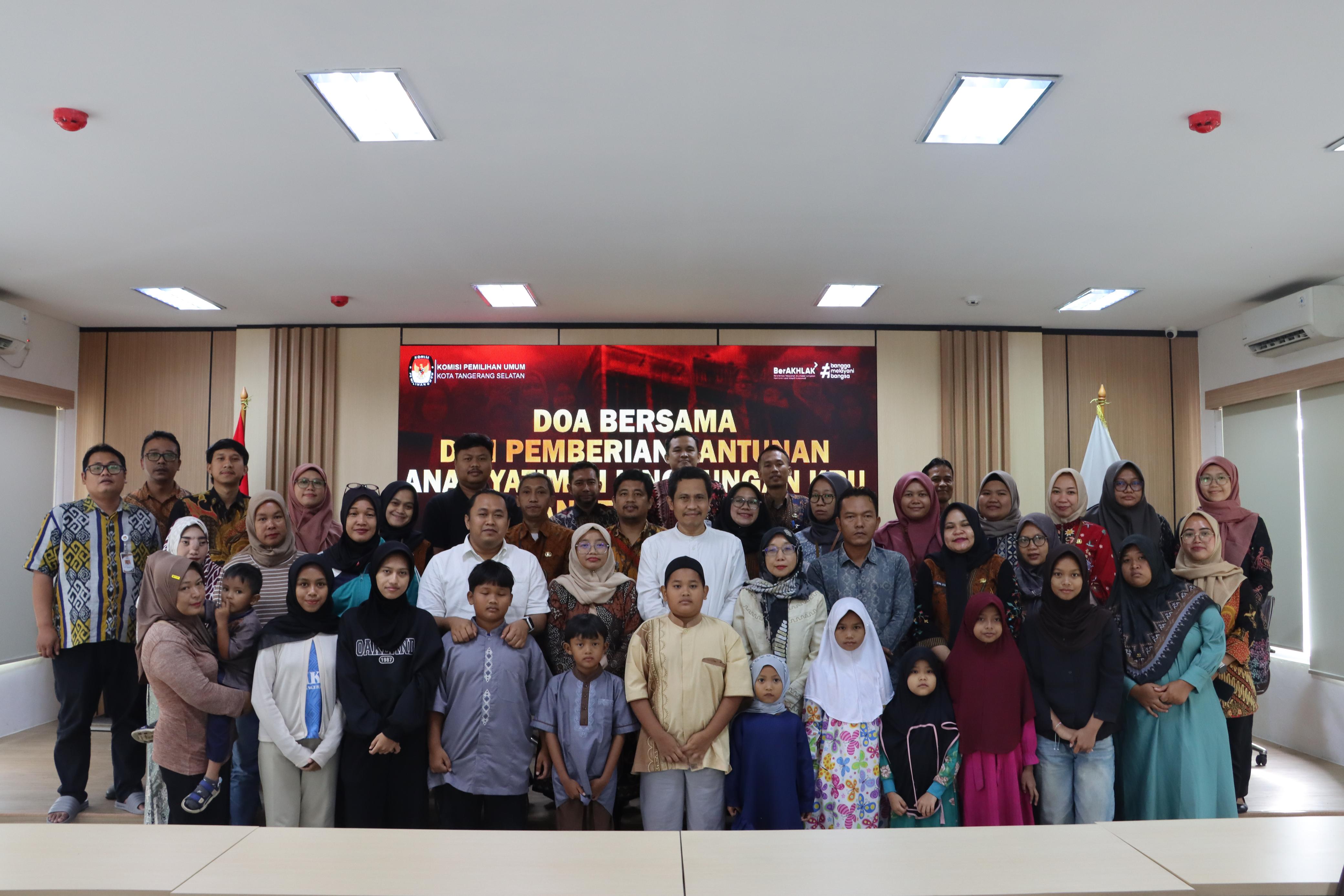 PU Kota Tangsel gelar santunan ke pada anak yatim. Acara tersebut digelar di Kantor KPU Kota Tangsel.