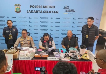 Konferensi pers Polres Metto Jakarta Selatan terkait konten kreator tersangka kasus ganja di Jagakarsa. Foto : Ist
