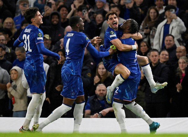 Sekebrasi Skuad Chelsea usai menang West Ham United 3-2. Foto : Iat