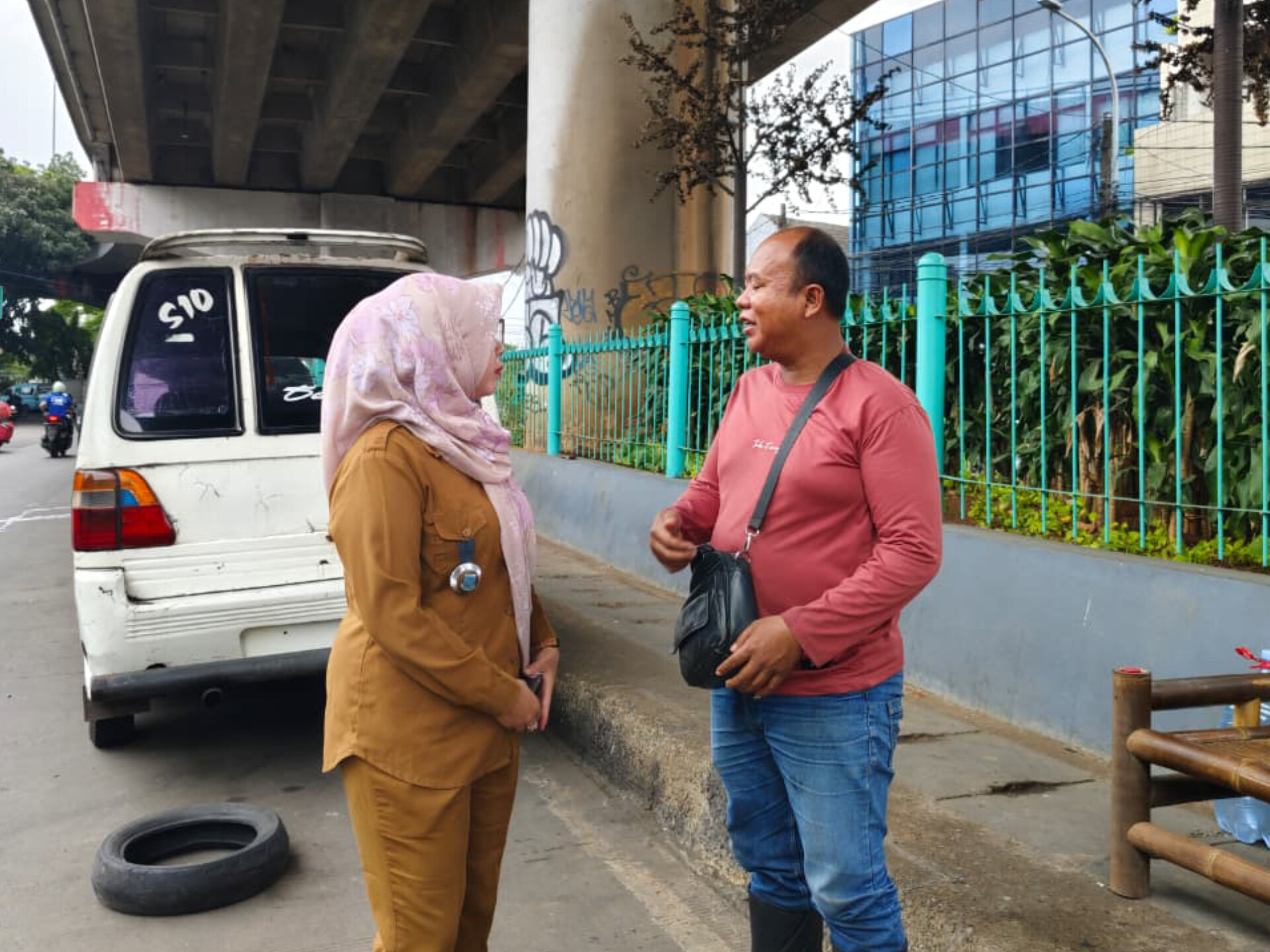 Dini Nurlianti menyosialisasikan pentingnya ketertiban kepada pedagang dan pengguna jalan di kawasan kolong Flyover Ciputat, Senin (23/2). (tangselpos.id/rmn)