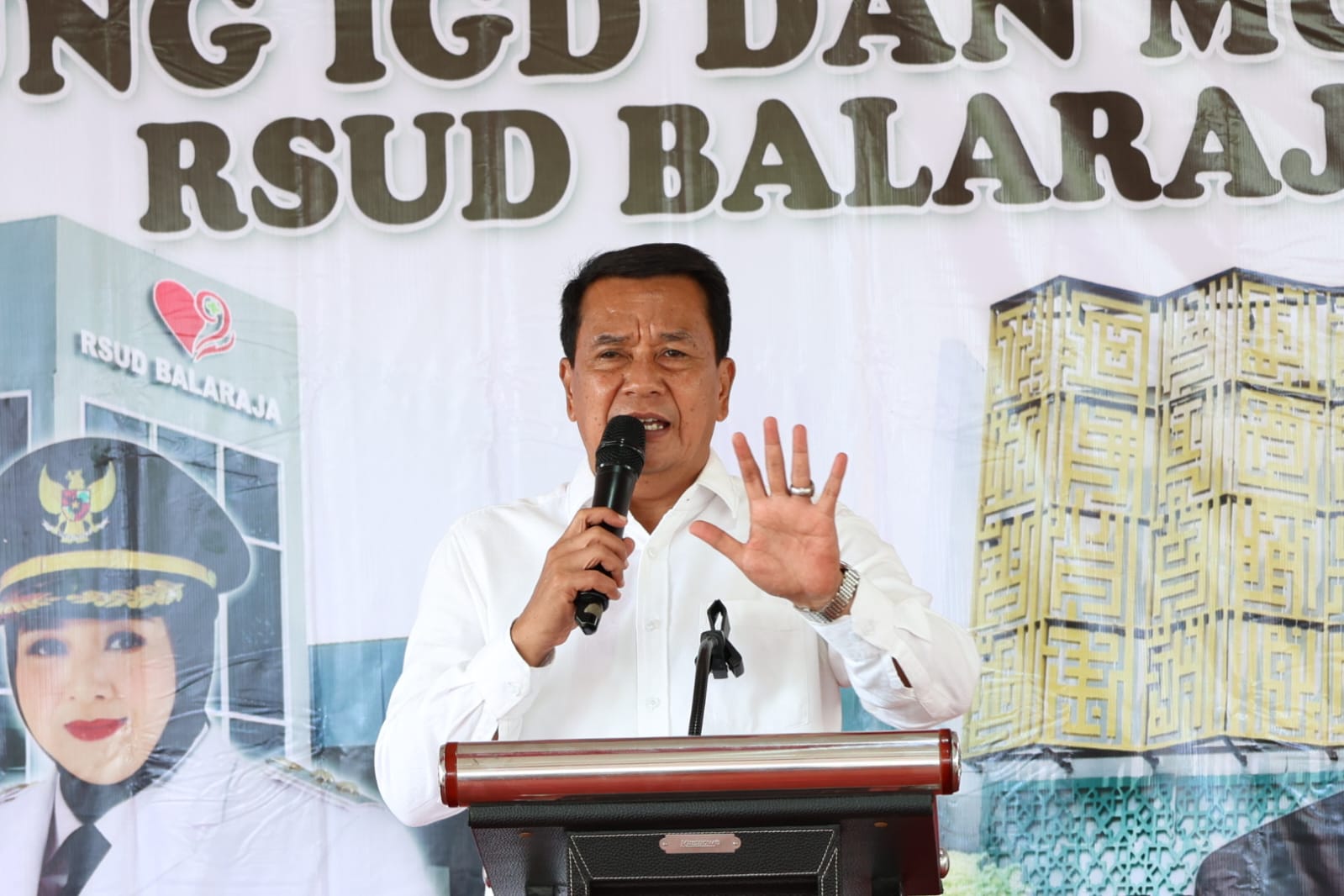 Bupati Tangerang, Moch. Maesyal Rasyid, saat memberikan kalimat sambutan di acara peresmian Instalasi Gawat Darurat (IGD) baru dan Musholla Al-Taubah di Rumah Sakit Umum Daerah (RSUD) Balaraja, Kabupaten Tangerang, Rabu (18/2).