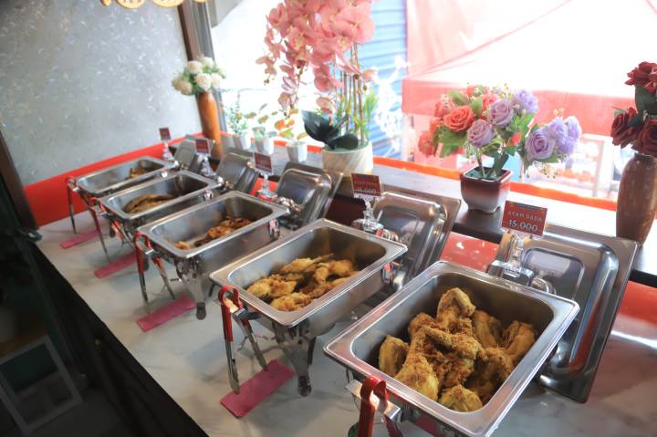 Deretan menu di rumah makan Nyambel Banget di Kecamatan Jatiuwung, Kota Tangerang. Di Bulan Suci Ramadan 1447 H/2026 M , masyarakat diminta bijak memilih menu buka puasa.