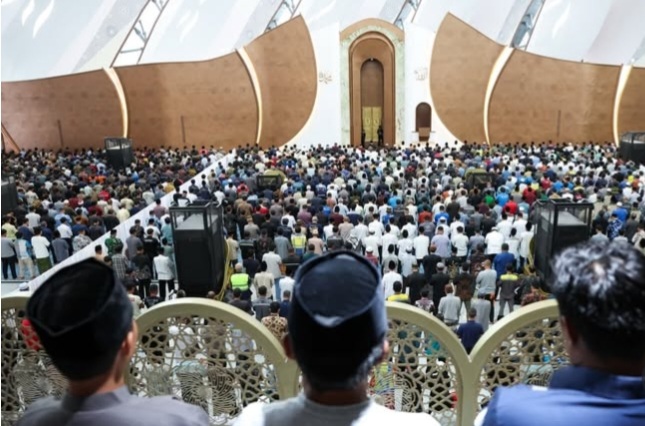 Jamaah memadati Masjid IKN untuk melaksanakan Salat Taraweh. Foto : Ist