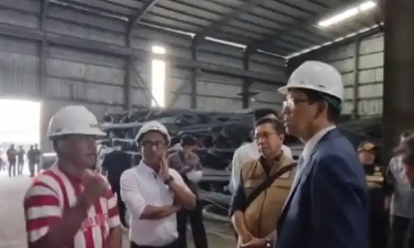 Menkru Purbaya saat sidak di Perusahaan Pengelola Baja di Kabupaten Tangerang. Foto : Ist