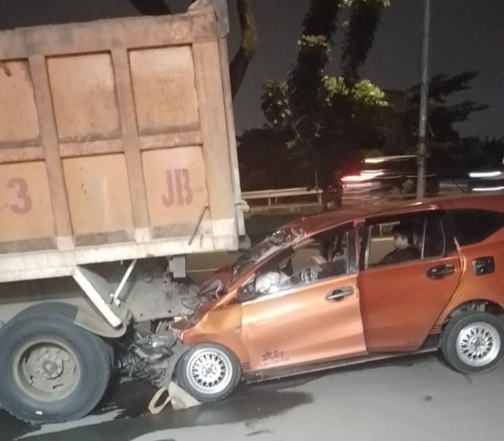 Mobil minibus tabrakan dengan truk tanah Lingkar Timur, Kelurahan Rawa Mekar Jaya. Foto : Ist