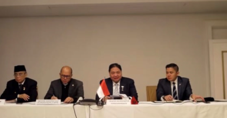 Menko perekonomian Airlangga Hartarto (no 2 dari kanan) saat konferensi pers terkait penurunan tarif  resiprokal. Foto : Ist