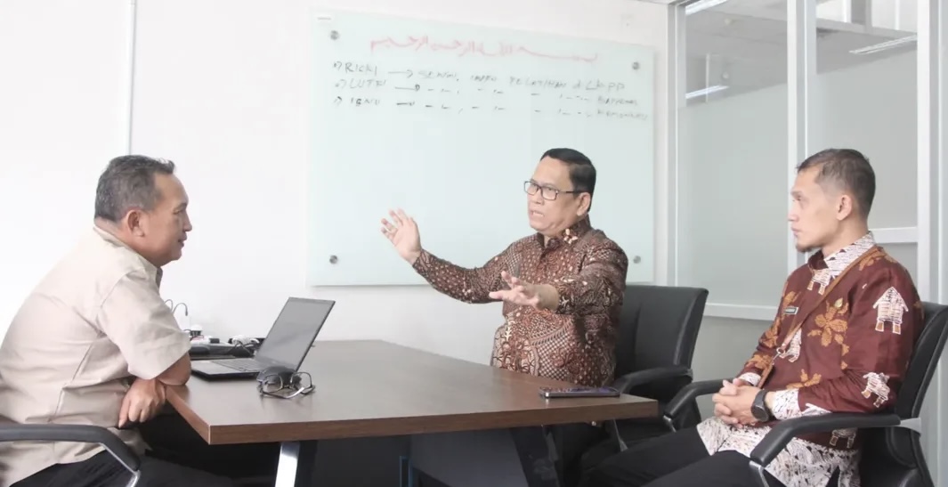 AUDIENSI. Wabup Lebak Amir Hamzah didampingi jajarannya, sedang beraudiensi membahas MBG dengan Plt. Direktur Kerjasama dan Kemitraan BGN Herri Candra, di Kantor BGN Jakarta Pusat, Kamis (26/2).