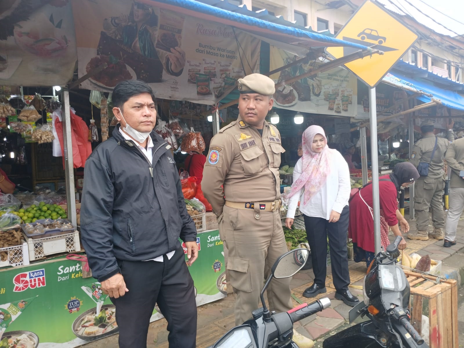 TERTIB. Penertiban Pasar Ciputat sebelum memasuki Bulan Ramadan, Rabu (18/2).