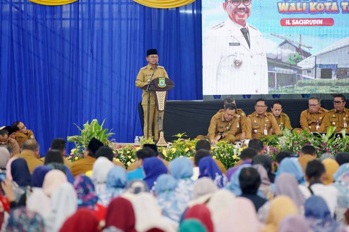 Wali Kota Tangerang, Sachrudin, tengah menegaskan komitmen perlindungan sosial, termasuk jaminan kecelakaan kerja dan jaminan kesehatan bagi pekerja rentan.