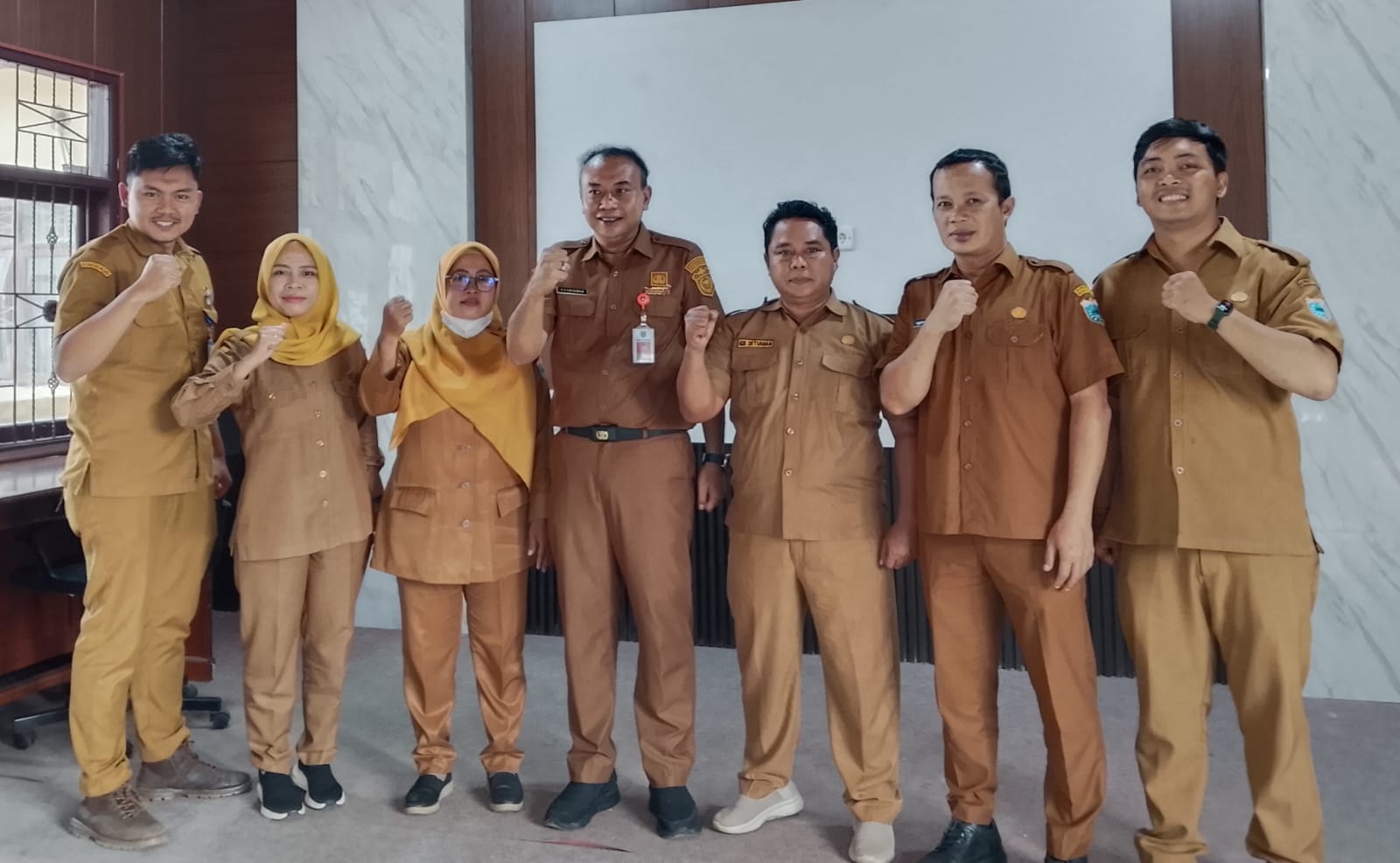 Plt. Kepala DPKP Pandeglang Riza Ahmad Kurniawan bersama jajaran kepala UPT usai rakor terbatas peningkatan kinerja pelayanan, Senin (9/2/2026).(Istimewa)