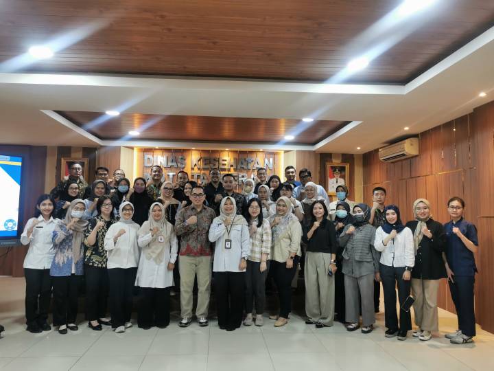 Kepala Bidang Kesehatan Masyarakat pada Dinkes Kota Tangerang, Sari Nur Arofah, foto bersama dengan para peserta usai evaluasi tata laksana gizi buruk dan penurunan stunting yang berlangsung di Aula Kantor Dinkes, Kota Tangerang, Kamis (5/2).