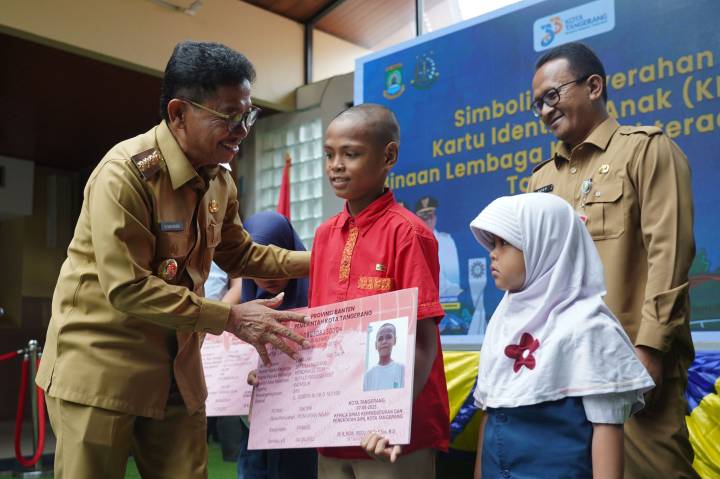 Wali Kota Tangerang, Sachrudin, menyerahkan Kartu Identitas Anak (KIA) secara simbolis kepada anak binaan Lembaga Kesejahteraan Sosial (LKS) Tahun 2026 di Patio, Pusat Pemerintah (Puspem) Kota Tangerang, Selasa (24/2).