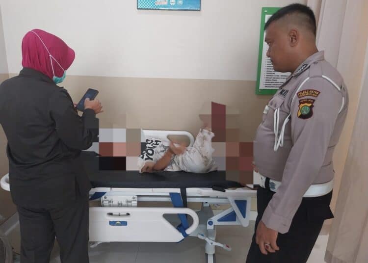 Pengendara motor bernama Muhammad Akmal Luddin sedang mendapatkan perawatan. Foto : Ist