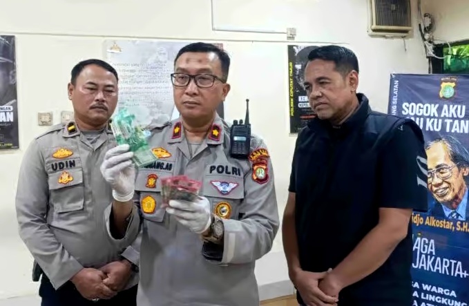Kapolsek Ciputat Timur, Kompol Bambang Askar Sodiq saat memberikan keterangan kepada awak media. Foto : Ist