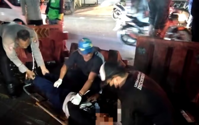 Pengendara motor sedang mendapatkan pertolongan. Foto : Ist