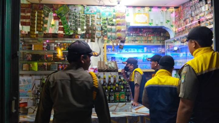 Petugas trantib Kecamatan Cibodas sedang melakukan razia miras jelang Bulan Suci Ramadan 1447 Hijriah/2026 MAsehi di wilayah Kecamatan Cibodas, Kota Tangerang, kemarin.