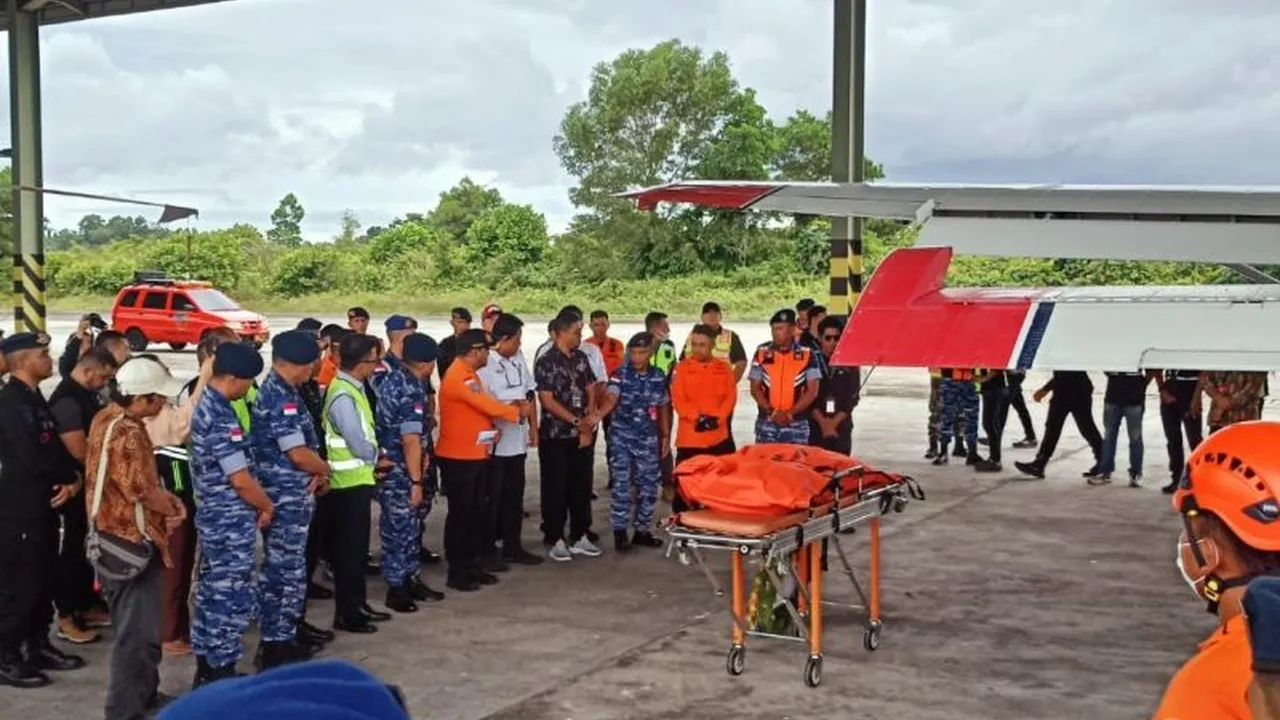 Jenasah Pilot Capt Hendrick Lodewyck Adam. Foto : Ist