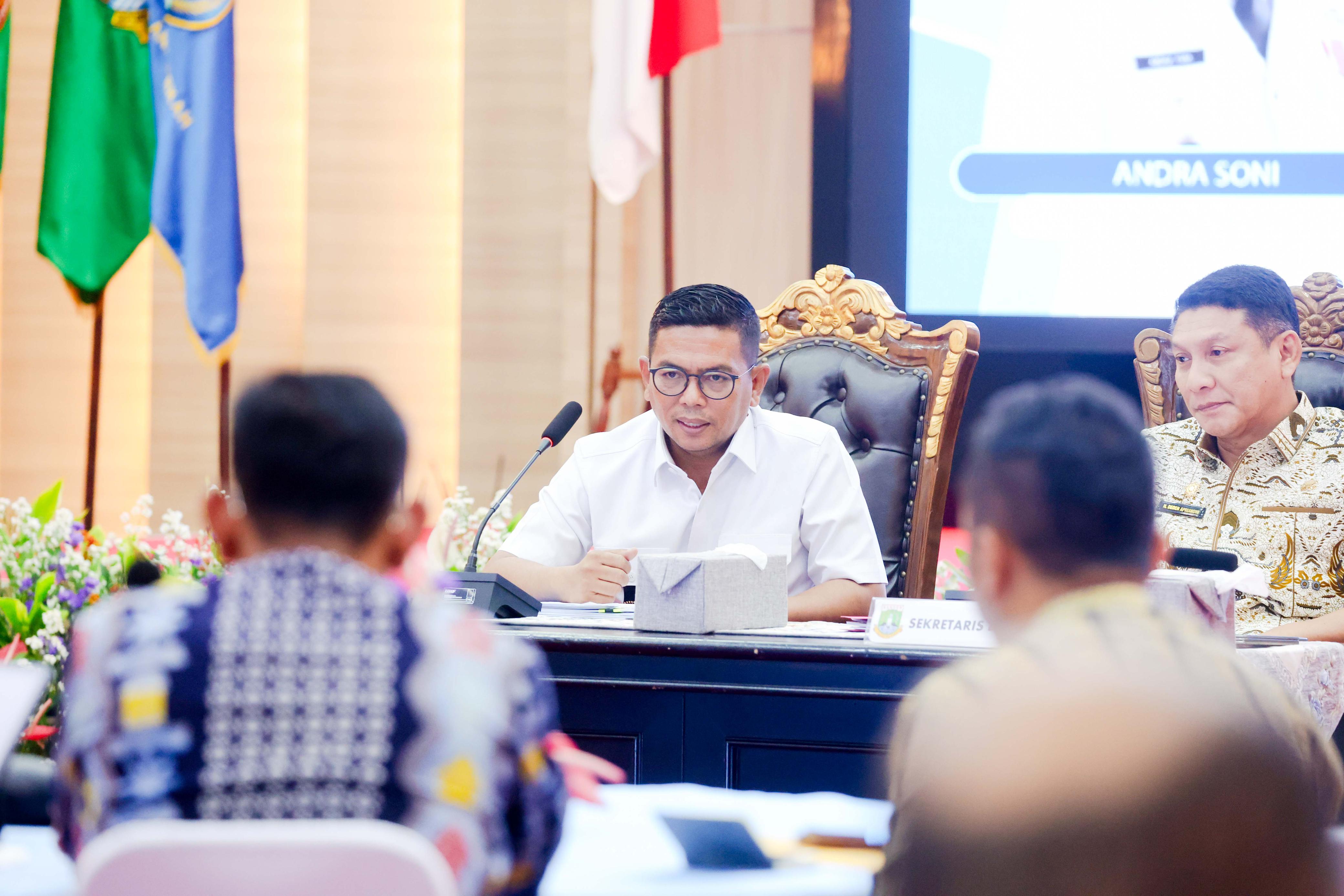 Gubernur Andra Soni saat meminpin rapat Rapim OPD. Foto : Ist