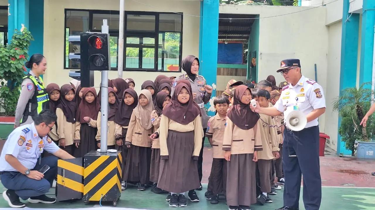 Satuan Lalu Lintas (Satlantas) Polres Tangerang Selatan (Tangsel)menggelar kegiatan sosialisasi dan edukasi kepada para pelajar di SDN 2 Babakan, Kecamatan Setu, Kamis (12/2).